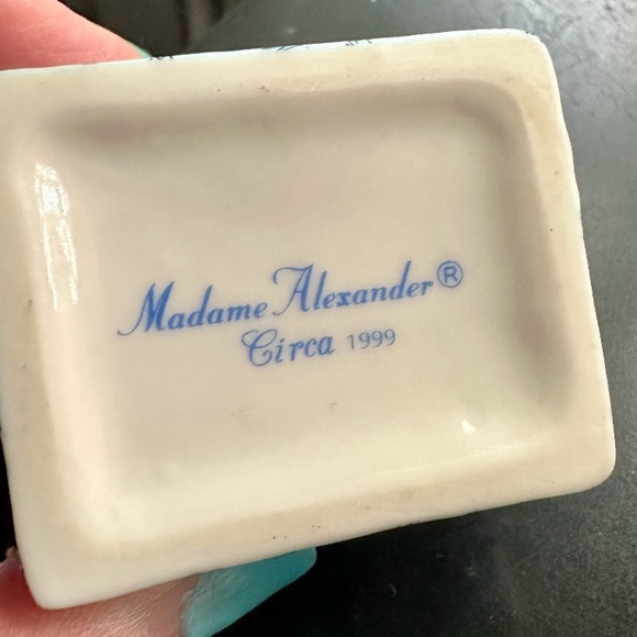 VINTAGE 1999 MADAME ALEXANDER PORCELAIN TRINKET BLUE DOLL BOX PINK BABY SHOES - Picture 4 of 8